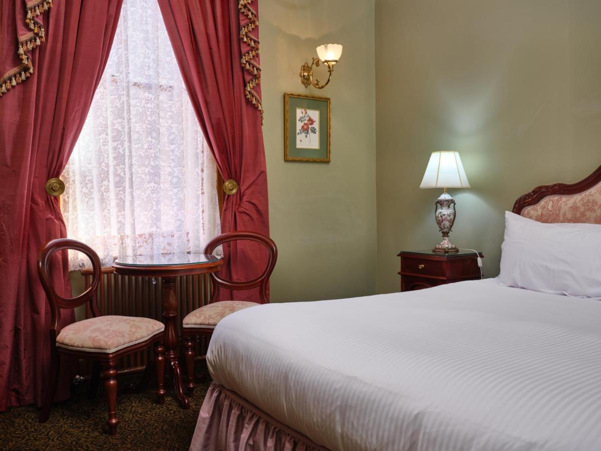 Craig'S Royal Hotel Ballarat Luaran gambar A guest room at the hotel
