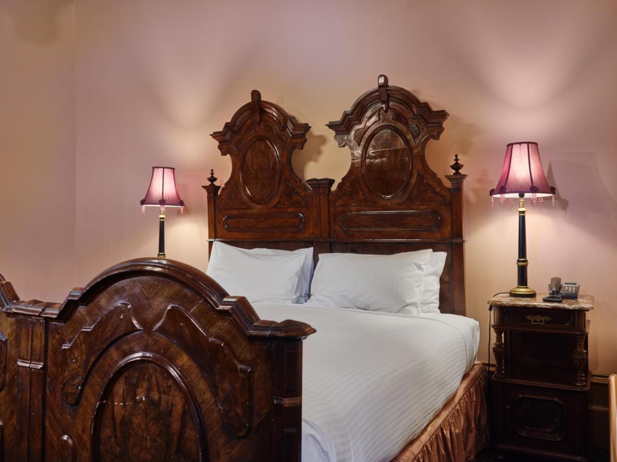 Craig'S Royal Hotel Ballarat Luaran gambar A room at the hotel