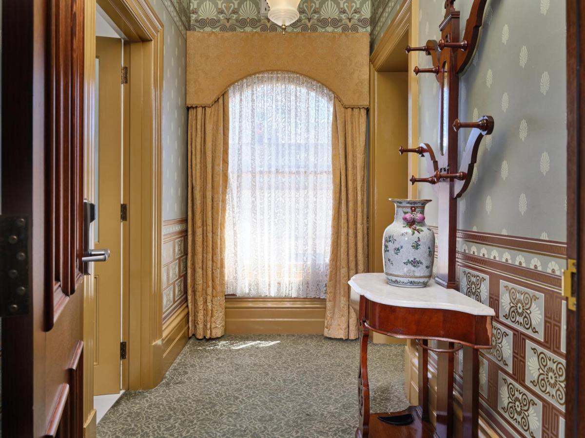 Craig'S Royal Hotel Ballarat Luaran gambar The hallway