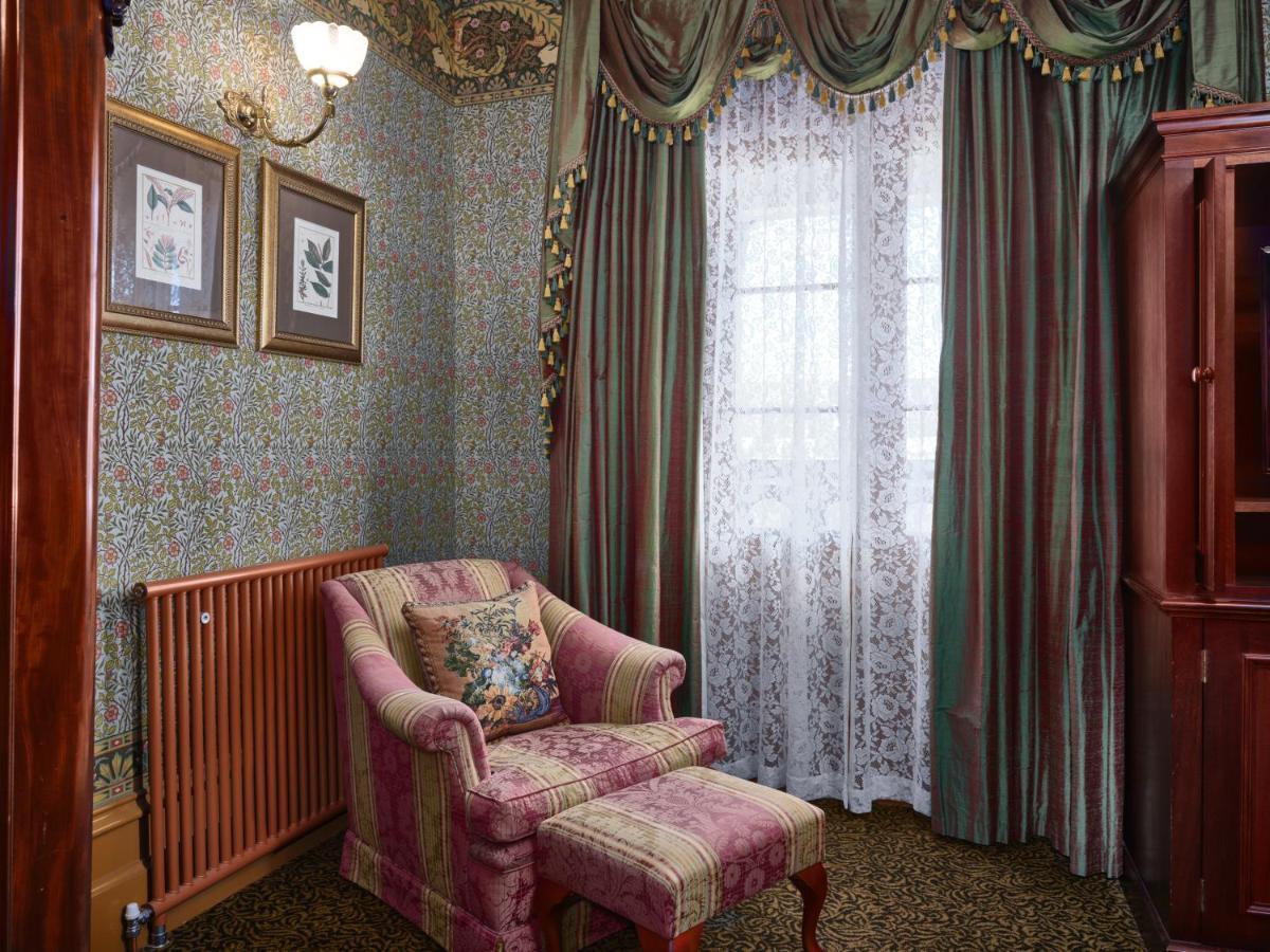 Craig'S Royal Hotel Ballarat Luaran gambar A room in the hotel
