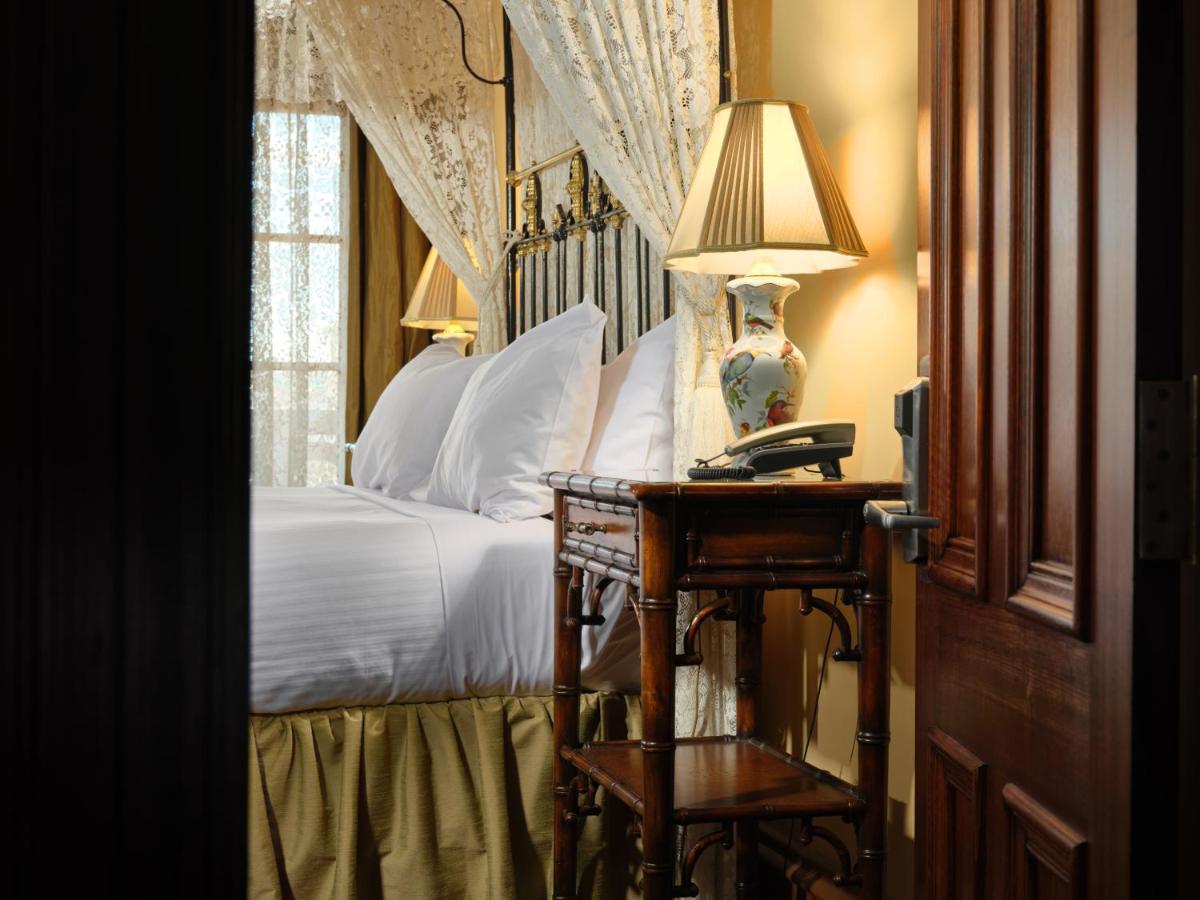 Craig'S Royal Hotel Ballarat Luaran gambar A guest room at the hotel