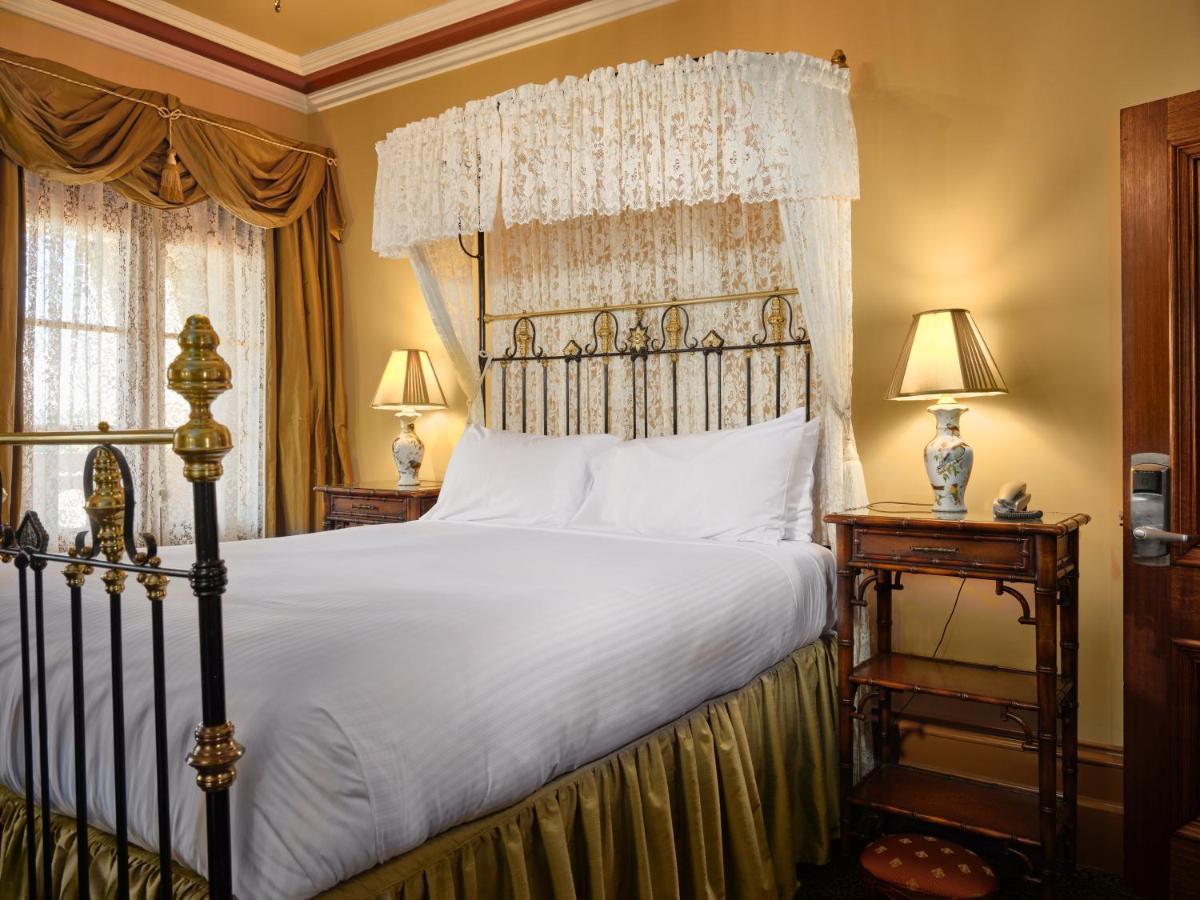Craig'S Royal Hotel Ballarat Luaran gambar A guest room at the hotel