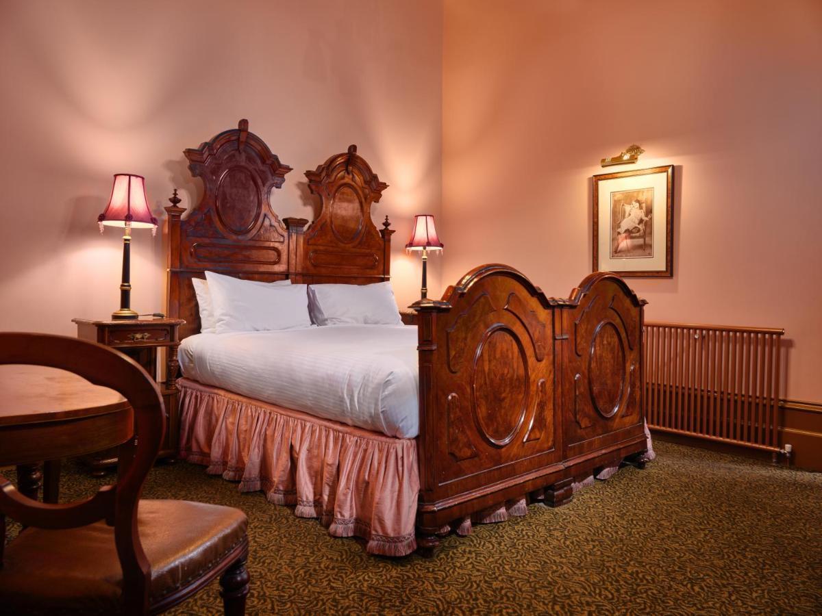 Craig'S Royal Hotel Ballarat Luaran gambar A bedroom at the hotel