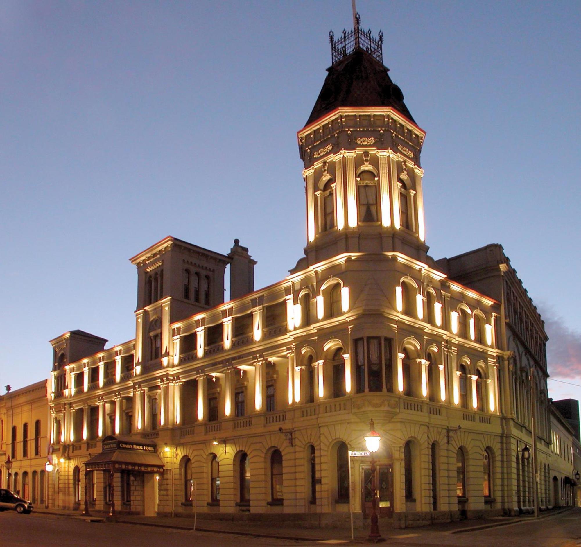 Craig'S Royal Hotel Ballarat Luaran gambar The Old Bank Hotel at night