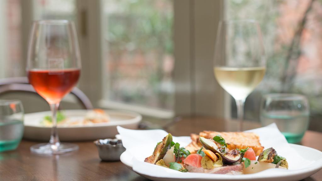 Craig'S Royal Hotel Ballarat Luaran gambar A meal at the restaurant