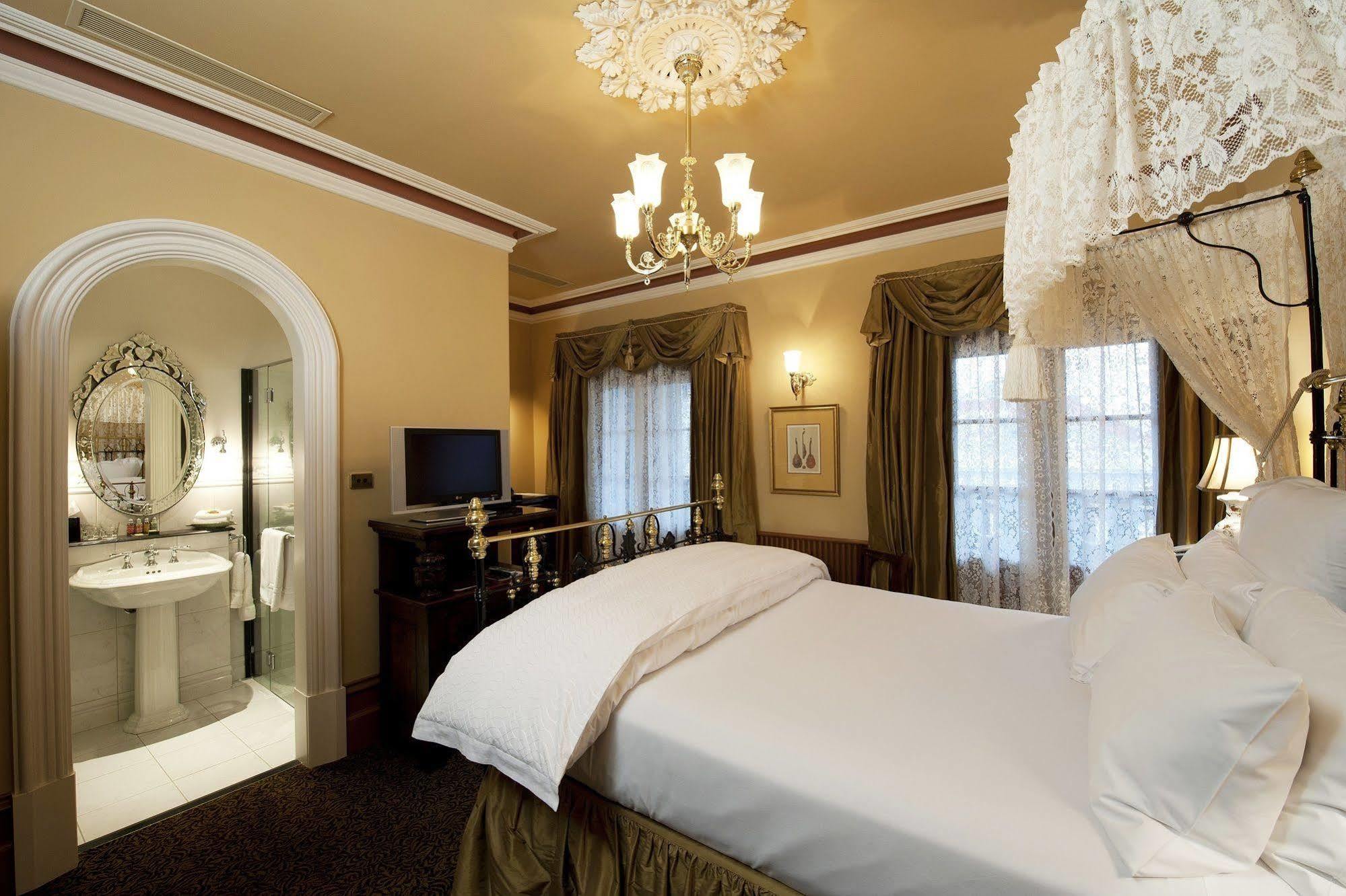 Craig'S Royal Hotel Ballarat Luaran gambar A room at the hotel