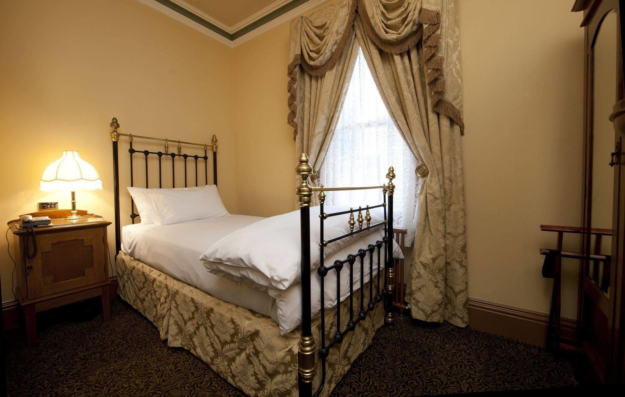 Craig'S Royal Hotel Ballarat Luaran gambar A single room at the hotel
