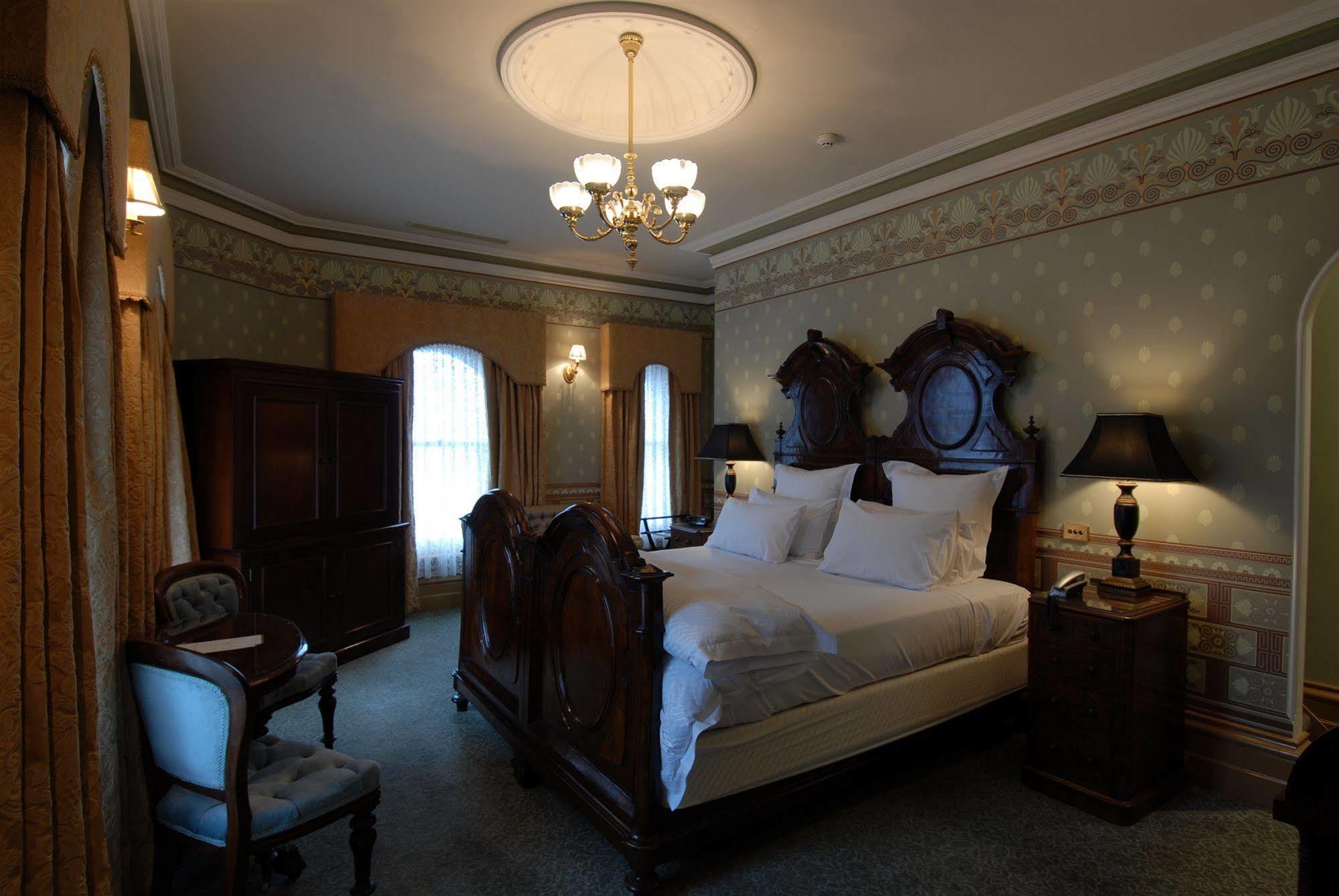 Craig'S Royal Hotel Ballarat Luaran gambar A guest room at the hotel