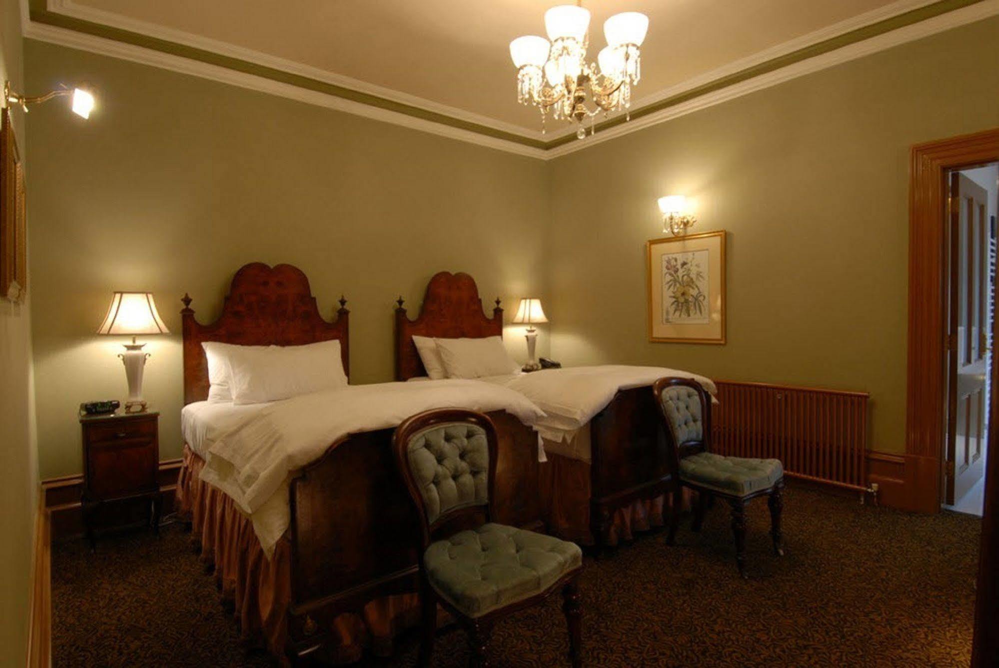 Craig'S Royal Hotel Ballarat Luaran gambar A room at the hotel
