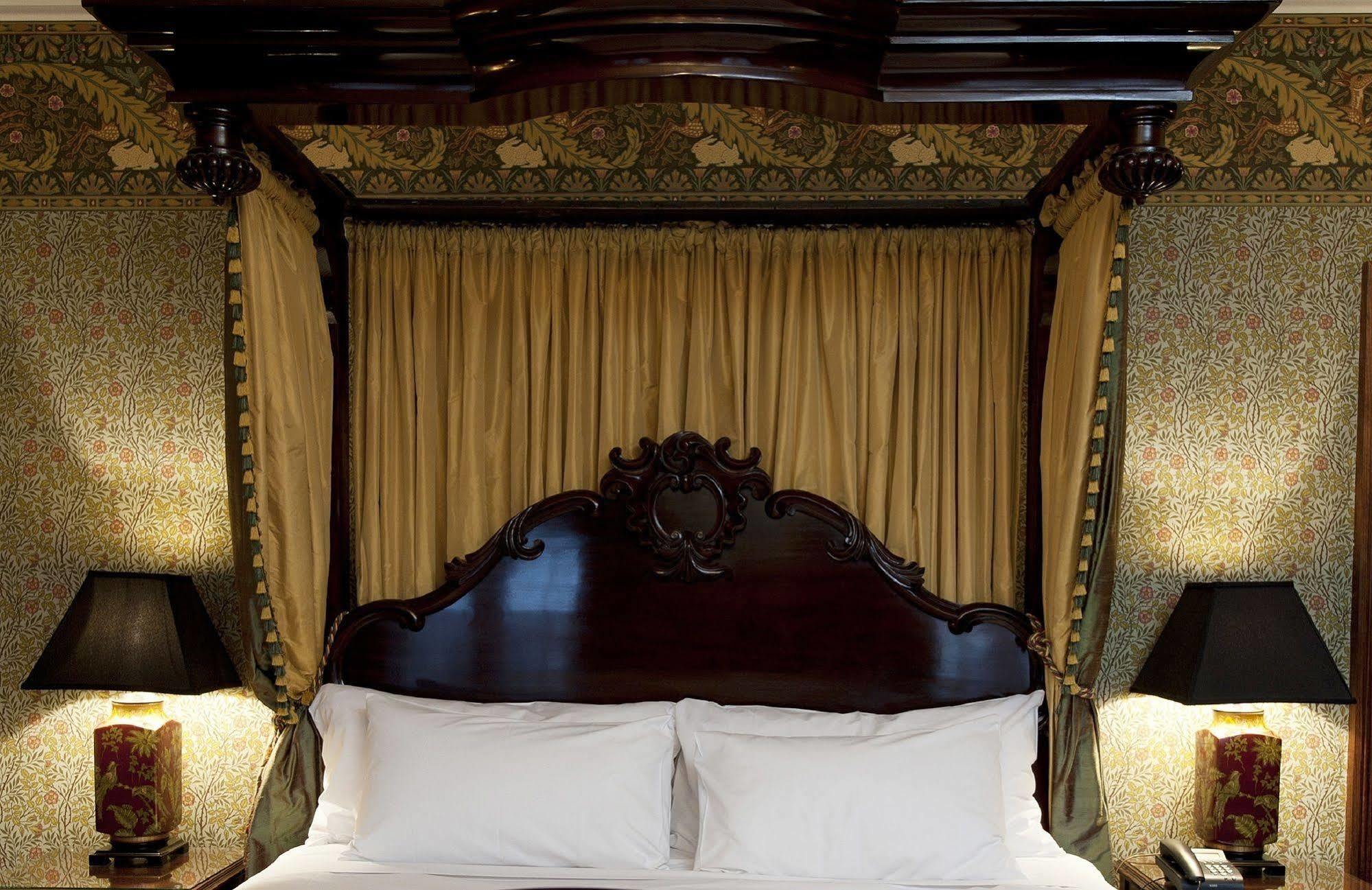 Craig'S Royal Hotel Ballarat Luaran gambar The bed in the bedroom of the hotel