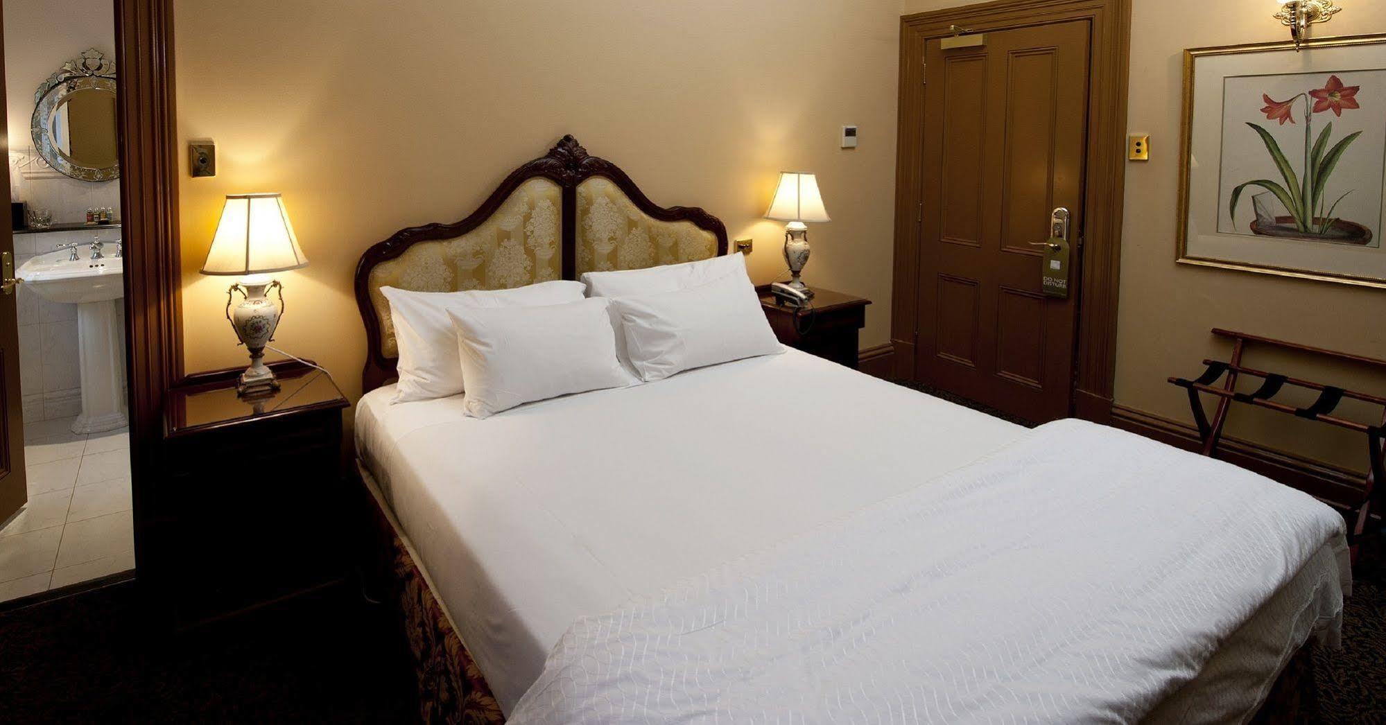 Craig'S Royal Hotel Ballarat Luaran gambar A bedroom at the hotel