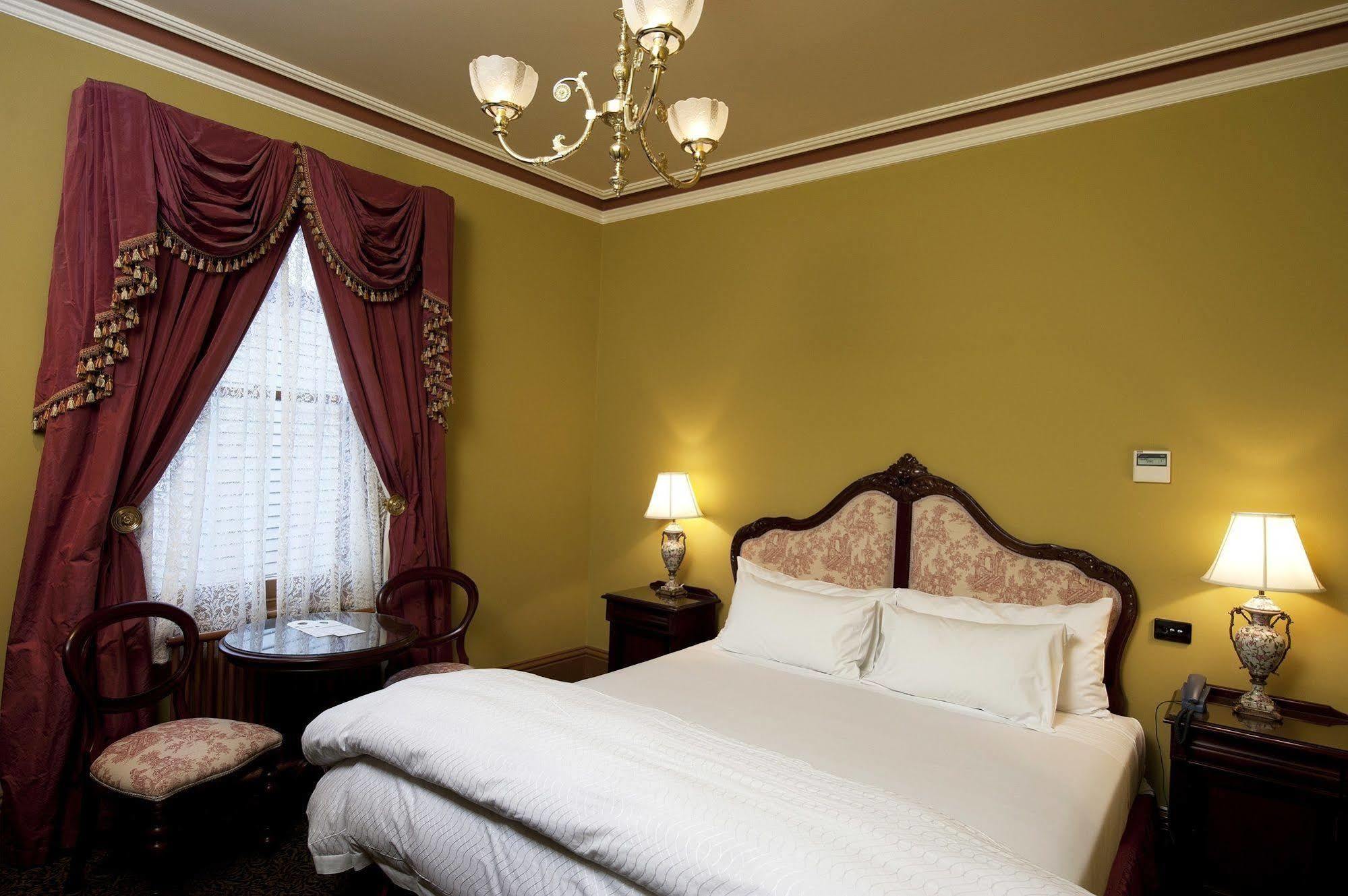 Craig'S Royal Hotel Ballarat Luaran gambar A room at the hotel