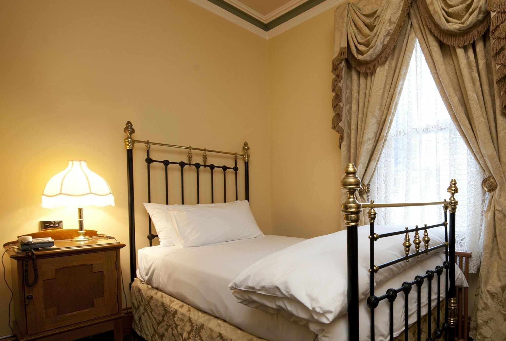 Craig'S Royal Hotel Ballarat Luaran gambar A bedroom at the hotel